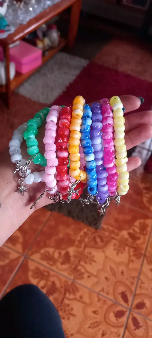 Pulseras de colores con colgantes.