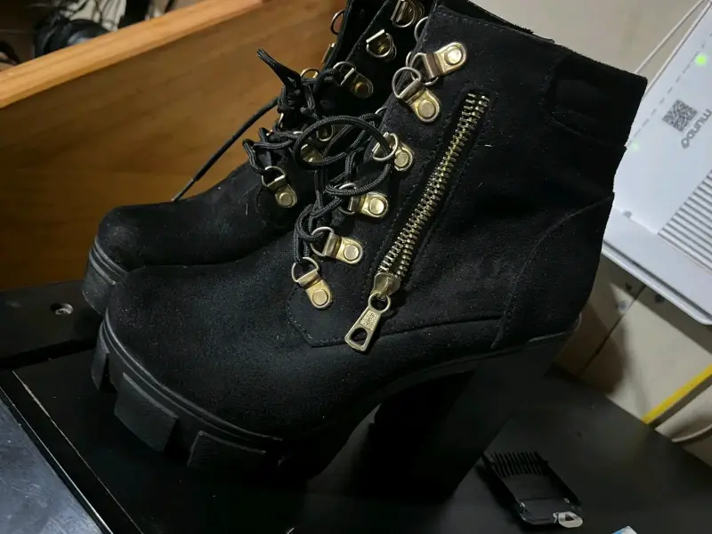 Botas negras con tacón grueso - 1