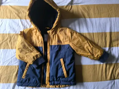Chaqueta infantil amarilla y azul con capucha - miniatura 1