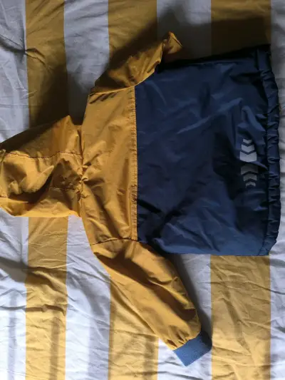 Chaqueta infantil amarilla y azul con capucha - miniatura 2
