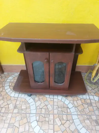 Mueble de TV de madera con ruedas - miniatura 1