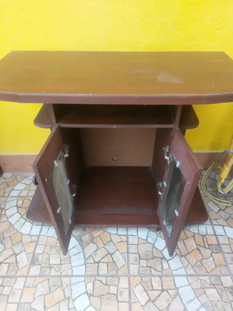 Mueble de TV de madera con ruedas - 2