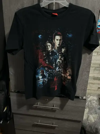 Polera negra estampado temático - miniatura 1