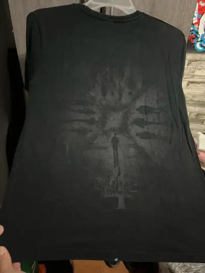 Polera negra estampado temático - miniatura 2