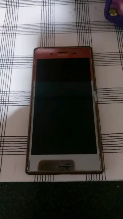 Teléfono Sony con funda roja - miniatura 1
