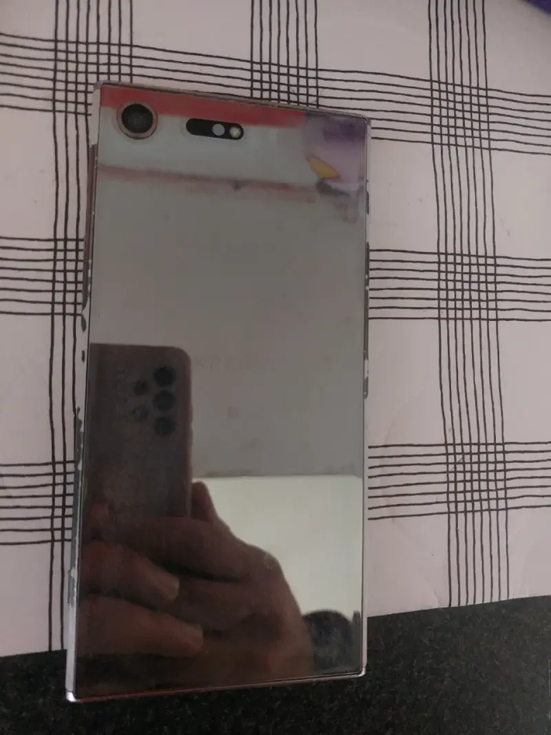 Teléfono Sony con funda roja - 3