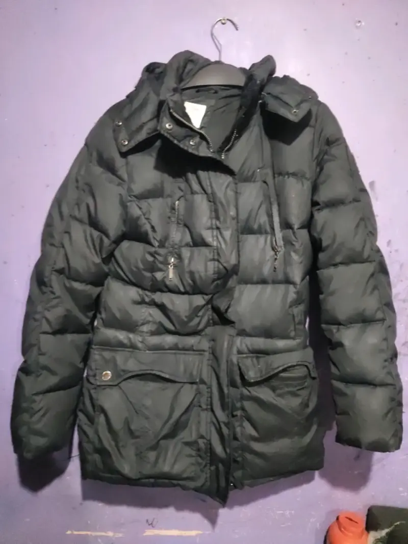 Parka negra gruesa con capucha - 1