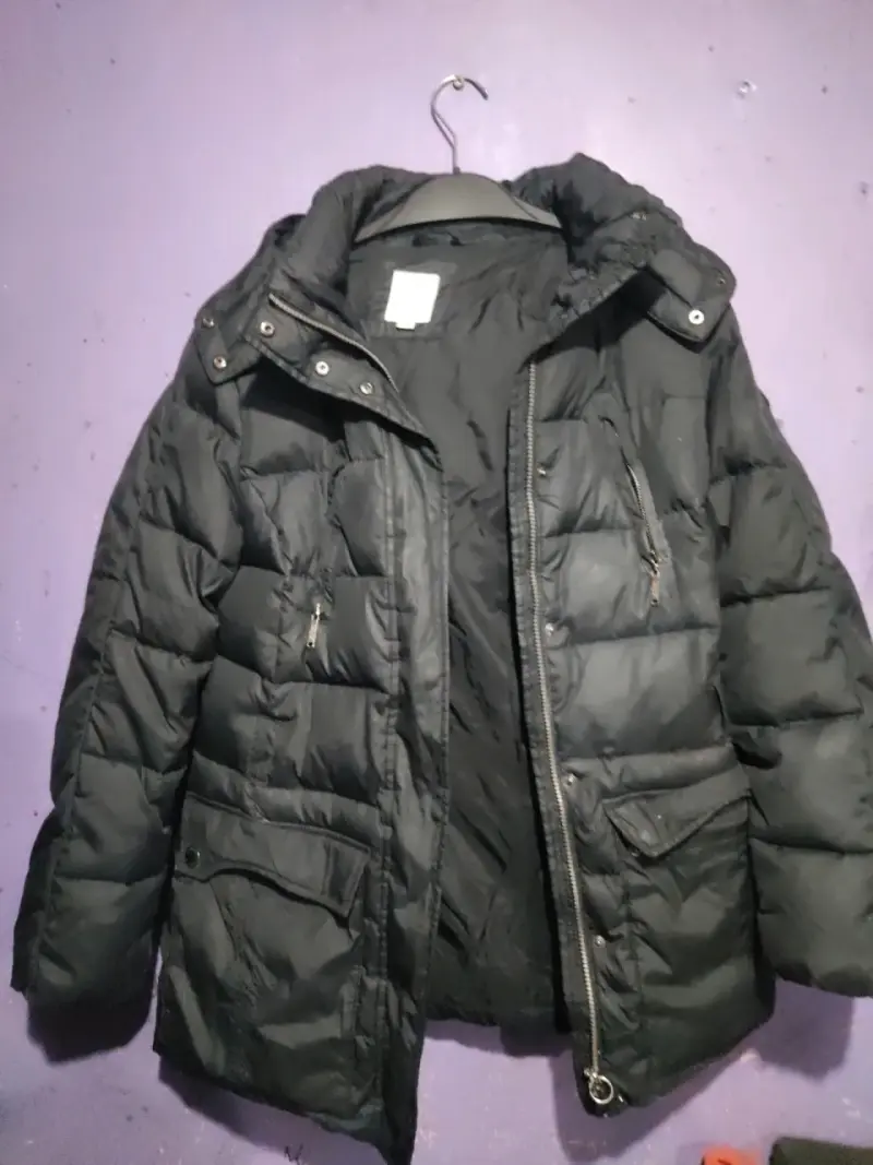 Parka negra gruesa con capucha - 3