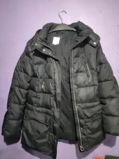 Parka negra gruesa con capucha - miniatura 3