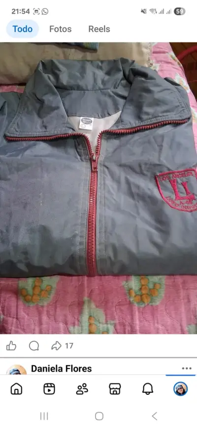 Chaqueta gris con cierre rojo - miniatura 1