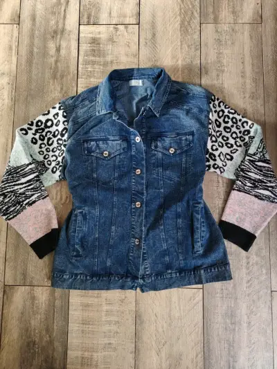 Chaqueta de mezclilla con mangas estampadas - miniatura 1