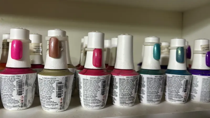Set o lote 4 esmaltes de uñas variados Gelish .