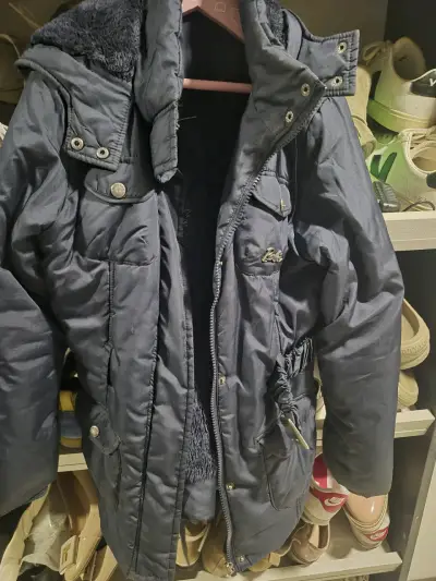 Chaqueta azul con capucha - miniatura 1