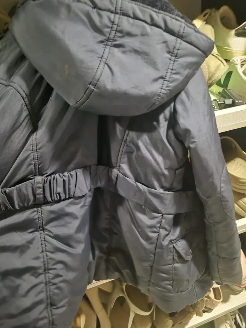 Chaqueta azul con capucha - 3