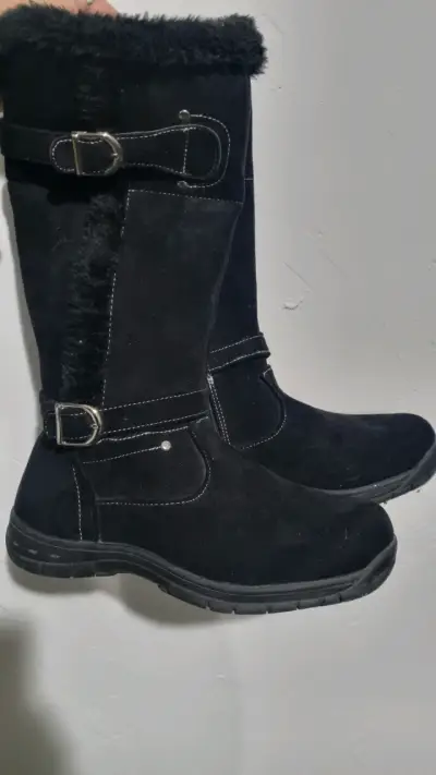 Botas negras con forro peludo - miniatura 1