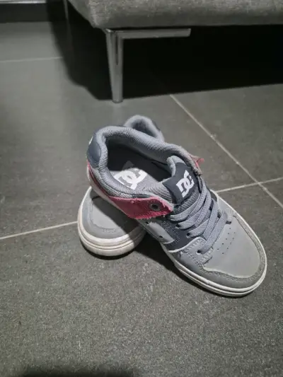 Zapatillas deportivas DC grises y rojas - miniatura 1