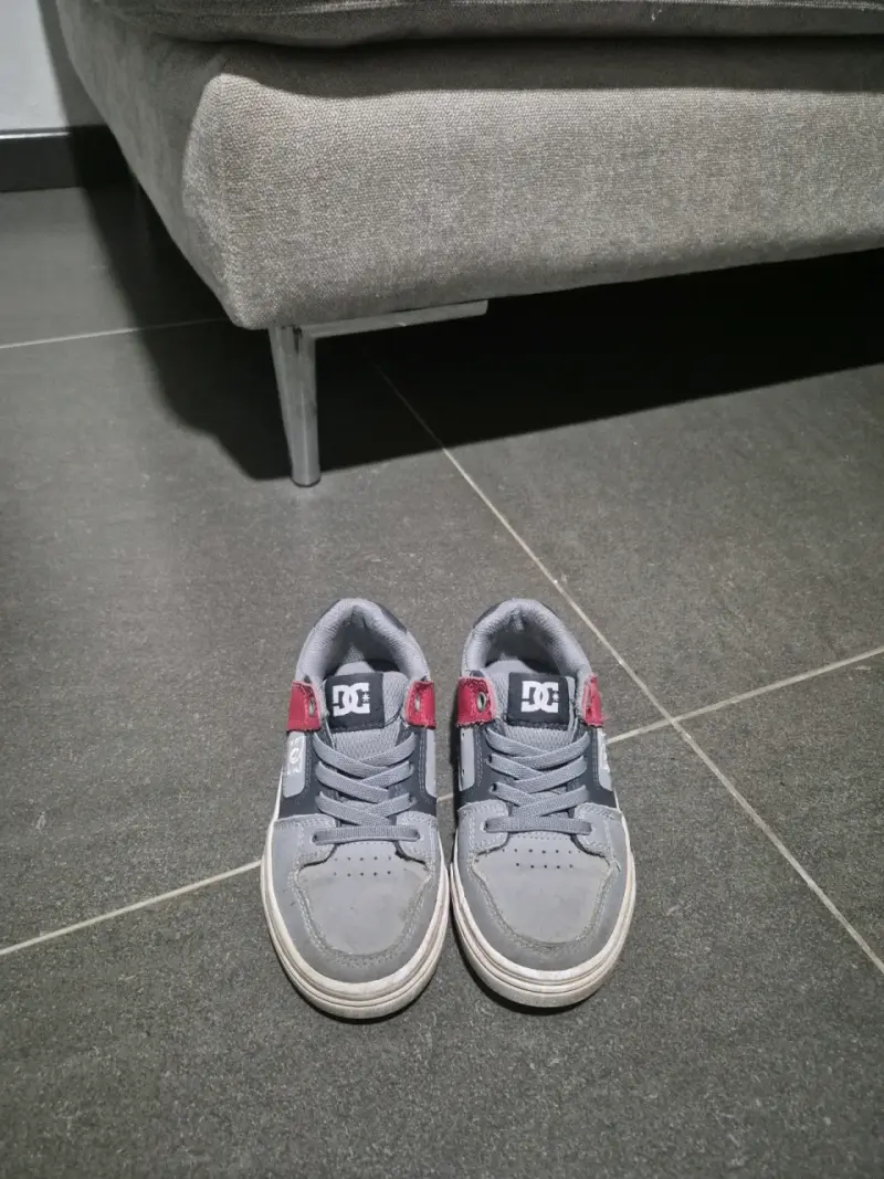 Zapatillas deportivas DC grises y rojas - 2
