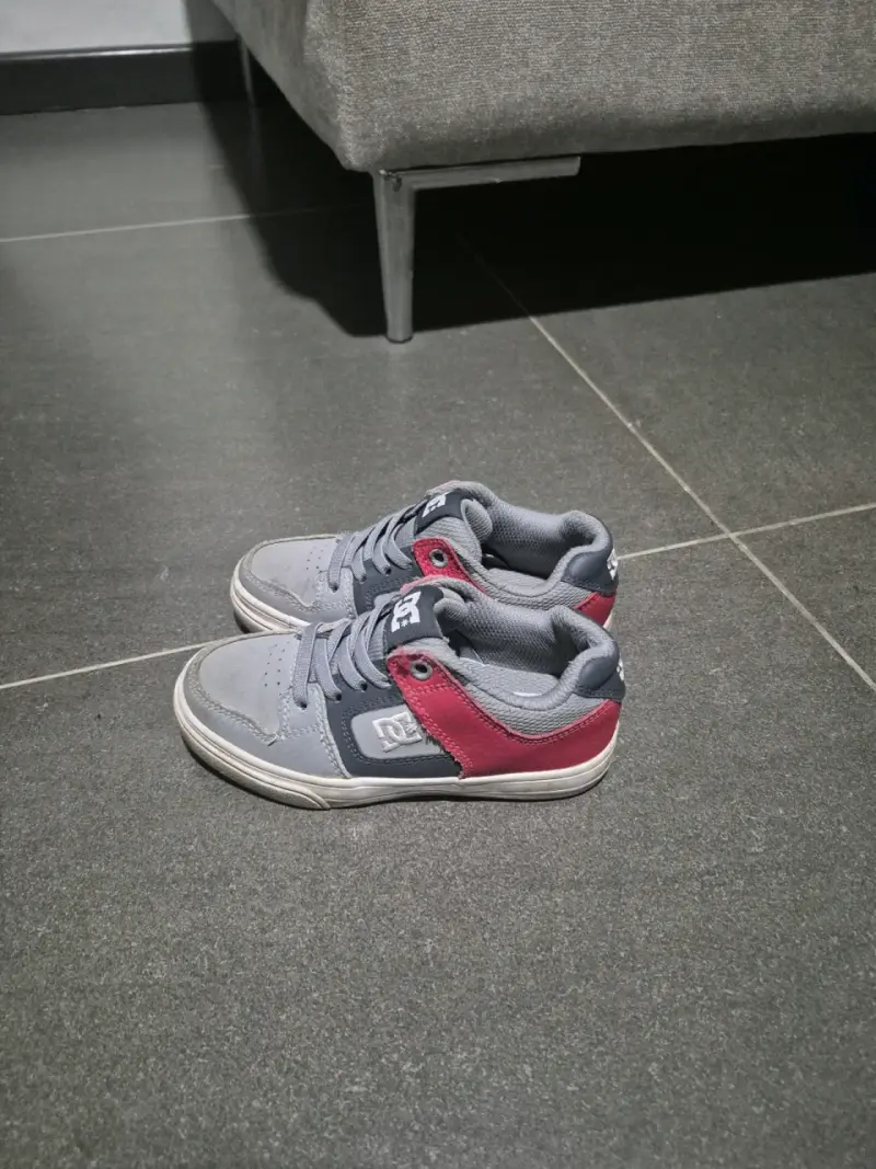 Zapatillas deportivas DC grises y rojas - 3