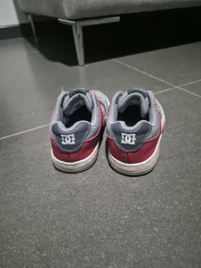 Zapatillas deportivas DC grises y rojas - miniatura 4