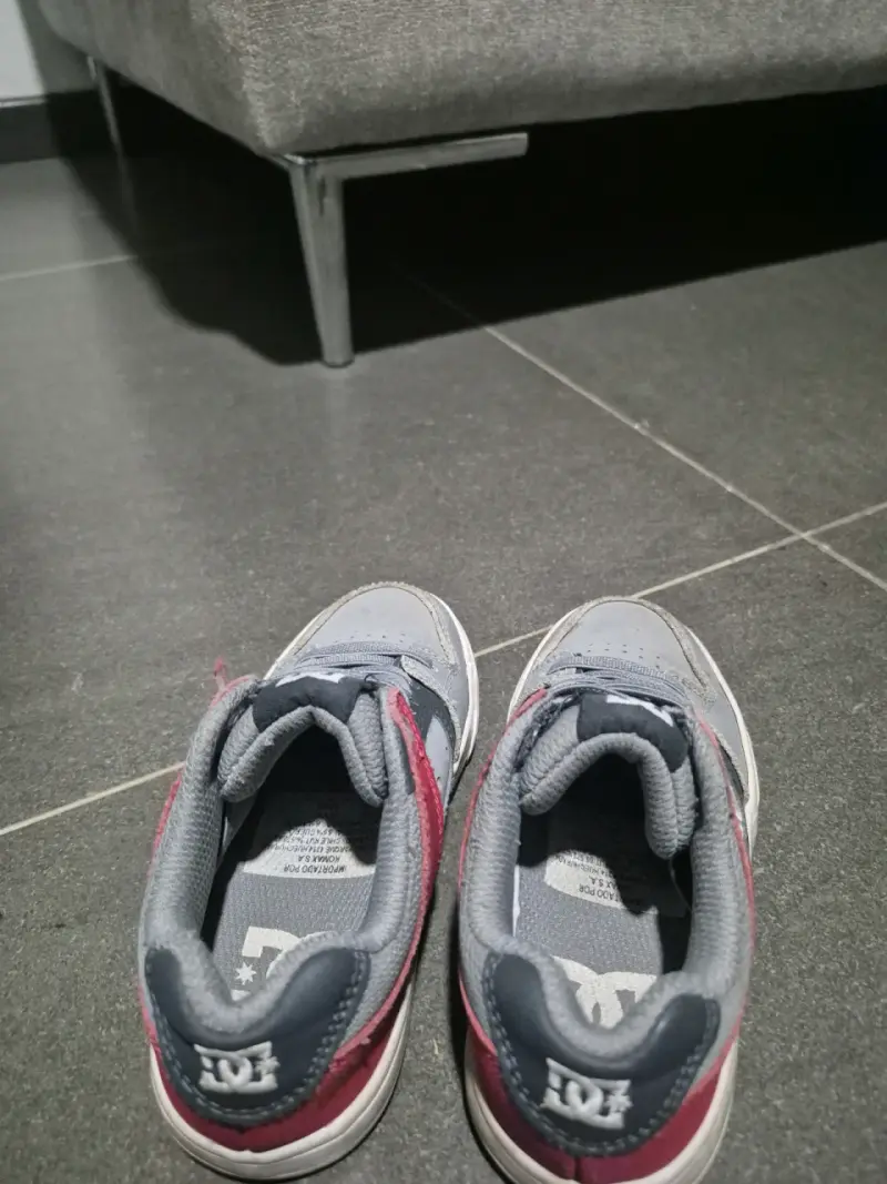 Zapatillas deportivas DC grises y rojas - 5
