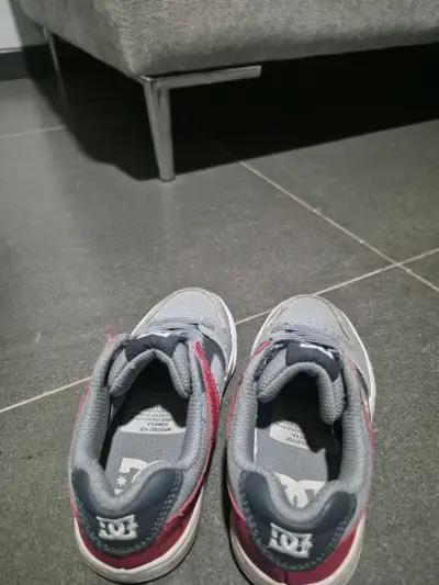 Zapatillas deportivas DC grises y rojas - miniatura 5
