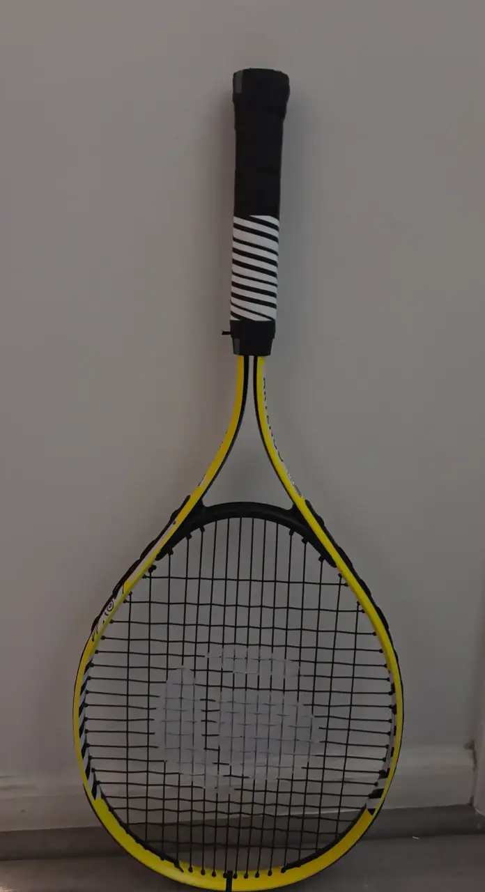 Raqueta de tenis amarilla y negra artego