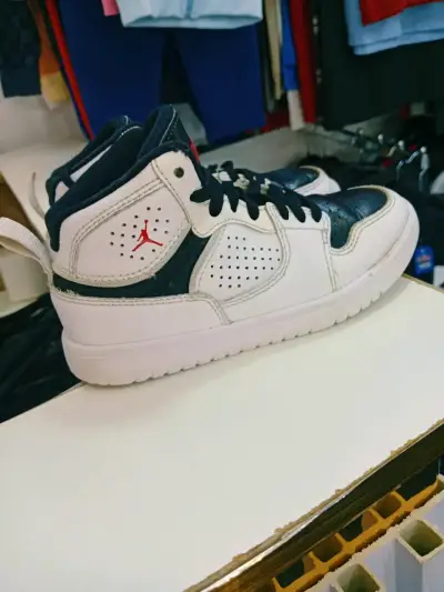 Zapatillas deportivas blancas y negras - miniatura 1