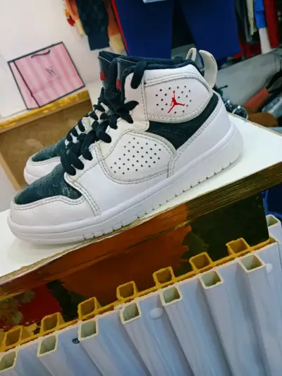 Zapatillas deportivas blancas y negras - miniatura 2