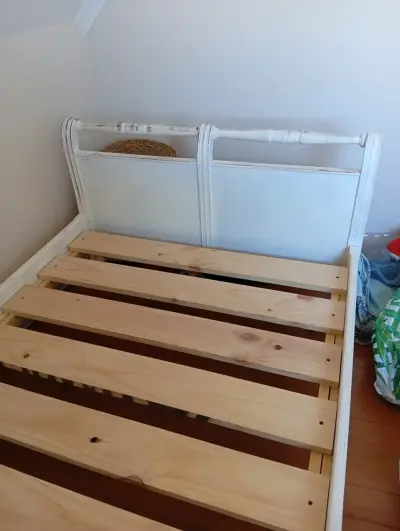 Cama individual de madera blanca - miniatura 1