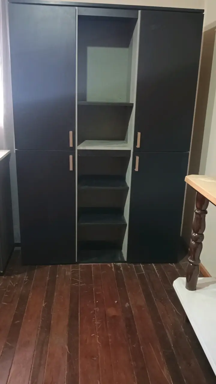Closet de madera oscuro