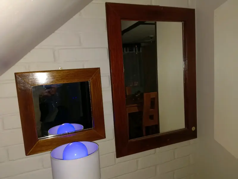 Espejo de pared con marco de madera