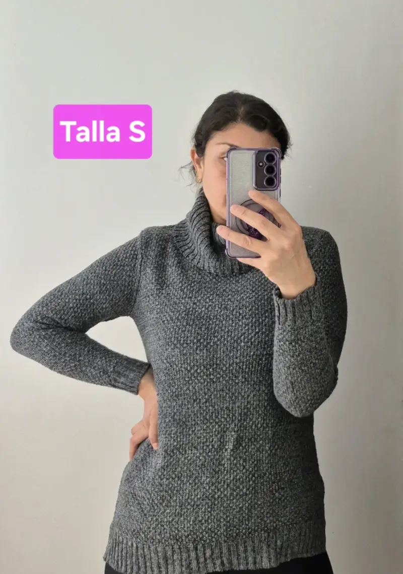 Suéter gris cuello alto
