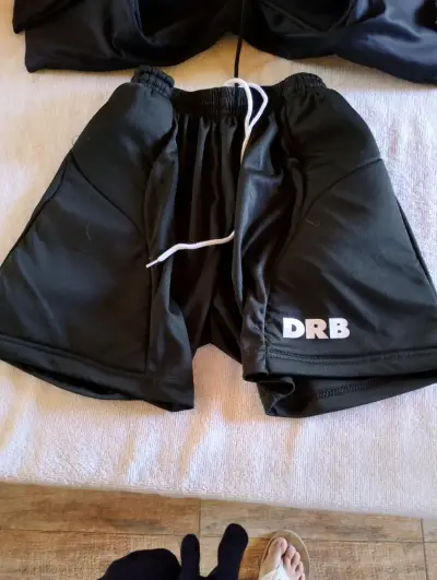 Shorts deportivos negros DRB y traje de arquero - miniatura 1