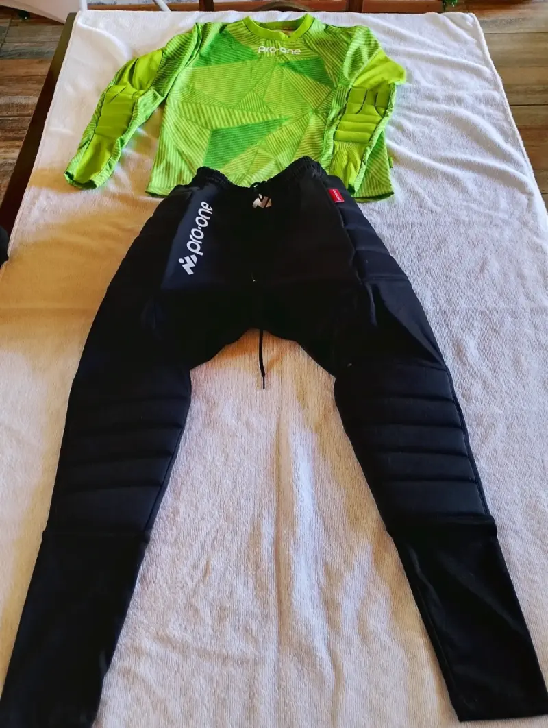 Shorts deportivos negros DRB y traje de arquero - 2