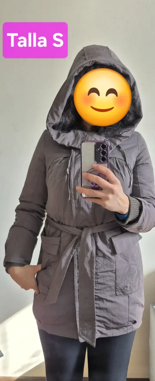 Abrigo gris con capucha