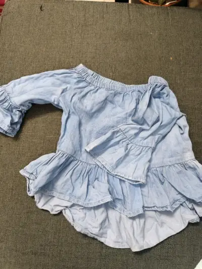 Blusa de jean celeste con volante - miniatura 1