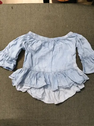 Blusa de jean celeste con volante - miniatura 2
