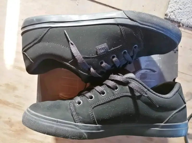 Zapatillas unisex negras DC - 3