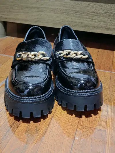 Zapatos de charol negro con cadena - miniatura 1