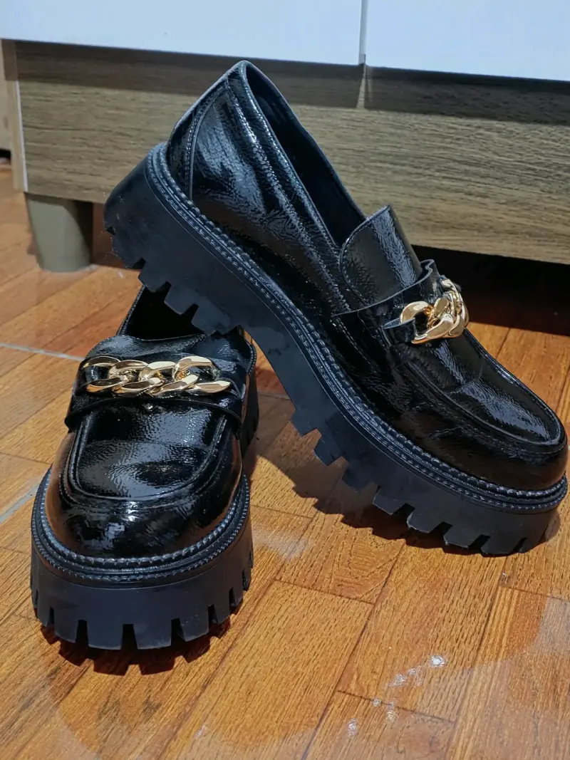 Zapatos de charol negro con cadena - 2