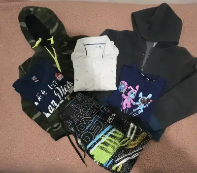 Ropa variada para hombres y niños - miniatura 1