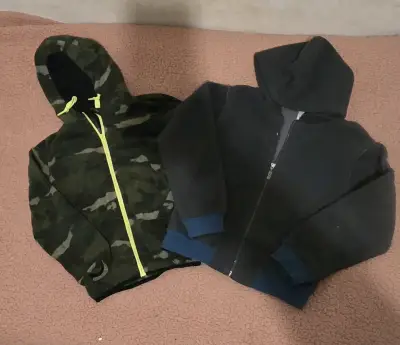 Ropa variada para hombres y niños - miniatura 2
