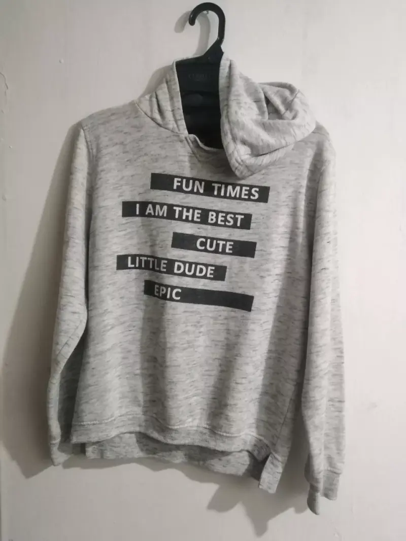 Polerón gris con texto