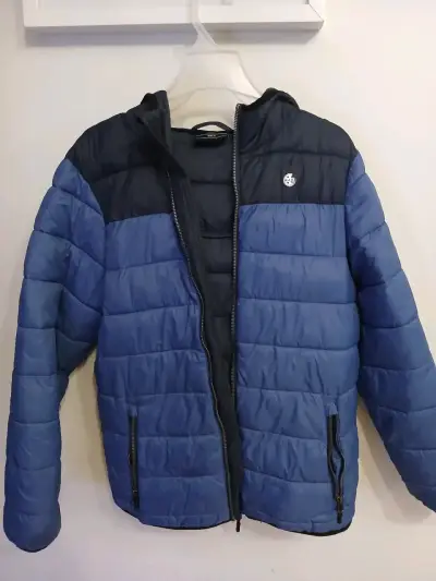 Chaqueta acolchada azul con capucha - miniatura 1