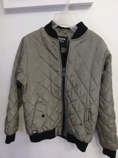 Chaqueta acolchada azul con capucha - miniatura 2