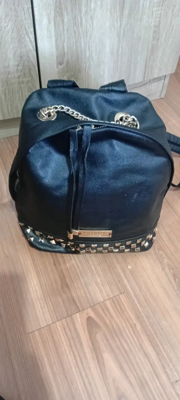 Mochila negra con tachas