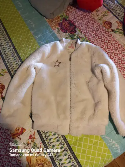 Chaqueta infantil roja con capucha - miniatura 2