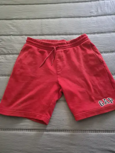 Shorts rojos GAP para hombre - miniatura 1