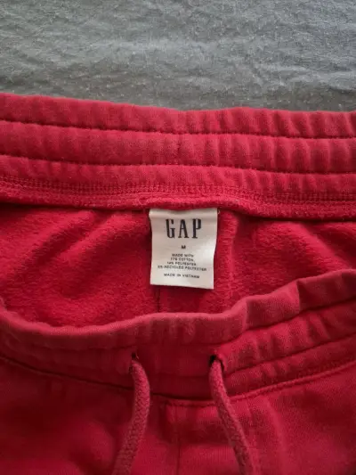 Shorts rojos GAP para hombre - miniatura 2