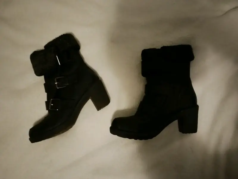 Botines negros con hebillas